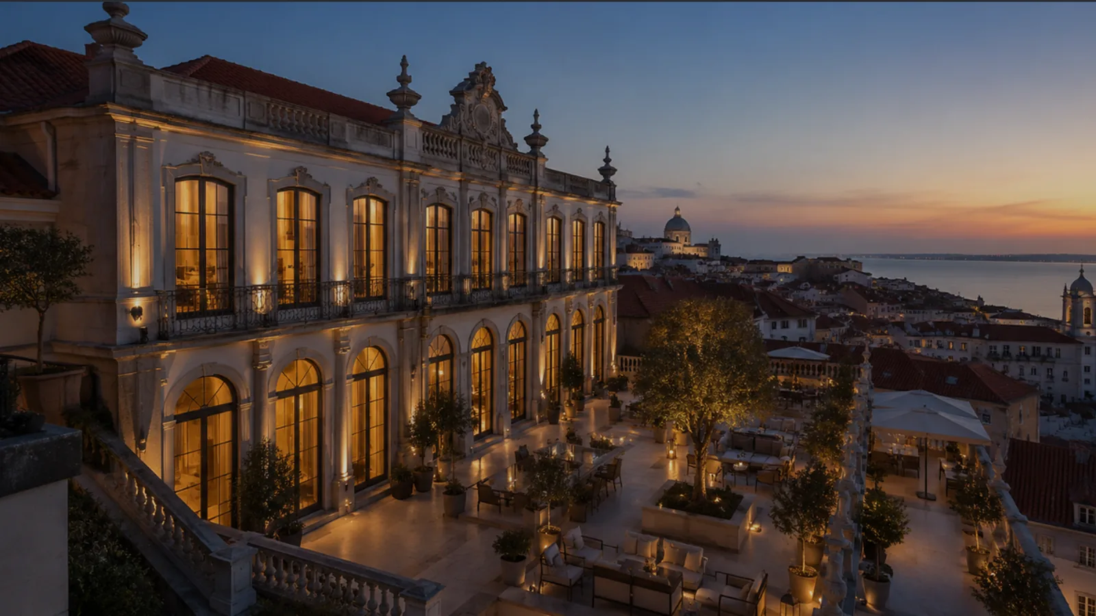 Edifício urbano histórico restaurado com vista para uma cidade viva